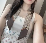 上新飘带Gg元素灵感源自品牌典藏细节，与金色马衔扣印花一起成为这款领结的设计亮点。领结是亚力山卓 米开理加入Gucci后使用的重要设计载体，至今依然深受他的宠爱