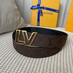 寬40Mm 同步新款！Lv Shape雙面腰帶以全新togo荔枝紋小牛皮 壓花絲印而成的藍色大logo圖案 搭配亮光lv Shape搭扣 外形時尚.正裝和便裝皆