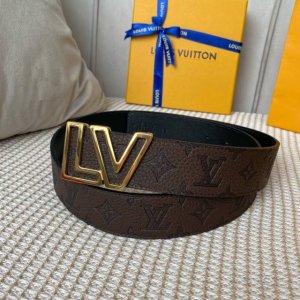 寬40Mm 同步新款！Lv Shape雙面腰帶以全新togo荔枝紋小牛皮 壓花絲印而成的藍色大logo圖案 搭配亮光lv Shape搭扣 外形時尚.正裝和便裝皆