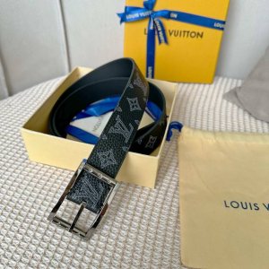 原版包裝 L0Uis Vuitt0N 今季新品 男士原單腰帶 寬度35毫米 雙面選用進口小牛皮 帶身壓飾帶有小標誌 搭配經典款針扣 簡約大方 百搭款