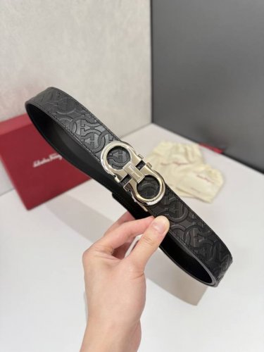 菲拉～格慕 Salvatore 、Ferragamo 是一家意大利奢侈品牌，以其高品质的皮革制品、鞋履和配饰而闻名。菲拉格慕的腰带是其经典产品之一，通常采用优质