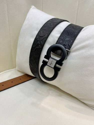 Ferragamo菲拉格慕男士专柜对版金属扣，头层牛皮双面外用腰带，商务通勤休闲场合均适合佩戴。3.5Cm。