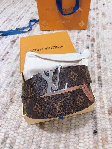 配全套包装礼盒 Louis Vitton 原单实拍 4.0Cm男款 精细打磨钢扣 原版开料 带身双面设计