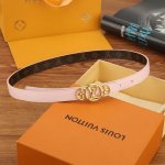 特 Lv Trio 双面腰带拼合细腻牛皮革和 Monogram 帆布，为中央金属搭扣聚焦 Lv Circle 标识和 Monogram 花卉，雅致设计实现更多造