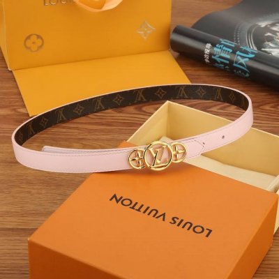 特 Lv Trio 双面腰带拼合细腻牛皮革和 Monogram 帆布，为中央金属搭扣聚焦 Lv Circle 标识和 Monogram 花卉，雅致设计实现更多造