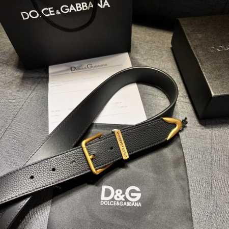 Dg，宽3.5㎝ Dolce&Gabbana 全新小牛皮腰带，干练摩登配饰，缀以缎纹金色电镀金属细节。小牛皮腰带。缀以缎纹金色电镀金属。滚轴搭扣与单针带扣 - 点击图像关闭