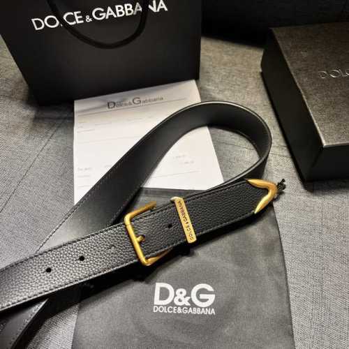 Dg，宽3.5㎝ Dolce&Gabbana 全新小牛皮腰带，干练摩登配饰，缀以缎纹金色电镀金属细节。小牛皮腰带。缀以缎纹金色电镀金属。滚轴搭扣与单针带扣
