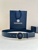 宽度4.0Cm Versace 范思哲 此款柔软的皮带饰3D美杜莎腰带扣，可搭配正装或休闲牛仔装。