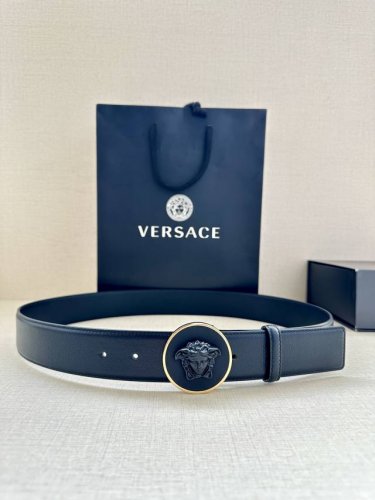 宽度4.0Cm Versace 范思哲 此款柔软的皮带饰3D美杜莎腰带扣，可搭配正装或休闲牛仔装。