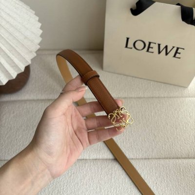走量款 重磅来袭 Loewe 鹅卵石纹牛皮腰带。Anagram搭扣 Anchor腰带扣 宽2.0Cm，五孔调节。焦糖色 金扣