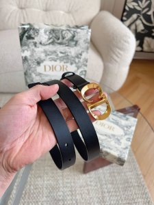 迪奥 这款 C'est Dior 腰带设计时尚优雅。采用黑色光滑牛皮革等材质精心制作，细长版型设计，饰以富有光泽的金色饰面金属 Cd 腰带扣，灵感源自 Dior