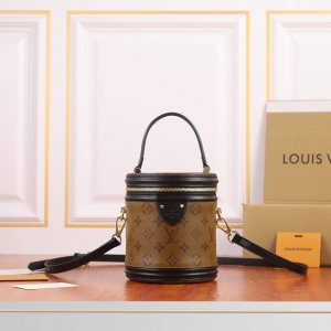 防原单 ，M43986 借鉴历史悠久的Cannes 化妆箱造型，女装艺术总监Nicolas GhesquièRe以此款半硬质手袋重现昔日经典的魅力。Monogr
