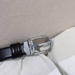 万宝家-原单# 商务真皮腰带 简约设计 品位之选 低调中彰显格调 流畅线条勾勒现代美学 万宝家经典工艺融合潮流元素 既是腰带 更是品位的象征 商务休闲 一 带
