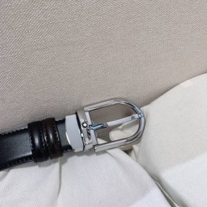 万宝家-原单# 商务真皮腰带 简约设计 品位之选 低调中彰显格调 流畅线条勾勒现代美学 万宝家经典工艺融合潮流元素 既是腰带 更是品位的象征 商务休闲 一 带