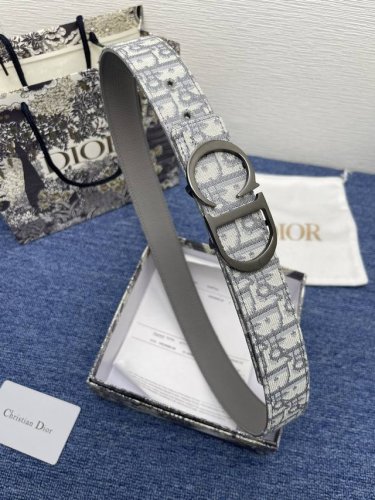 迪奥550 3.5Cm。特 这款 Montaigne Avenue 腰带从同名手袋汲取灵感，采用黑色光滑 牛皮革精心制作，质感柔软，设计优雅，饰以富有光泽的新款