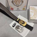 品名：Versace.范思哲 材质：原单牛皮腰带 百分百头层牛皮腰带保证真皮，24K纯钢扣，专柜原单品质、做工精细，时尚大牌，送人自用首选 包装： 请认准如图专
