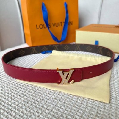 特 片裝1 寬：30Mm 女士經典頂級休閒腰帶 寬度30毫米這款永恆優雅飾有帆布的造型設計 原版小荔枝紋牛皮底 搭配全新搭扣以金色金屬打造 飾以與皮帶同色的琺瑯