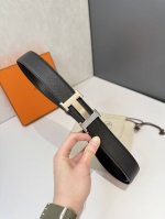 爱~马仕 Her~MèS 腰带是奢侈品牌爱马~仕的经典配饰之一，以其高品质的皮革、精湛的工艺和标志性的设计闻名。 自动平滑扣腰带 精钢五金 搭配原版皮腰带身 长