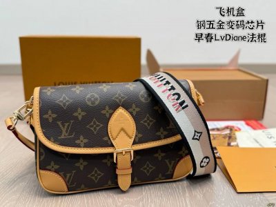 飞机盒 钢五金变码芯片 早春Lvdiane 法棍手袋 定制老花面料搭配深色树膏皮 配置两条肩带 搜索 Lv 法棍 尺寸： 25 15