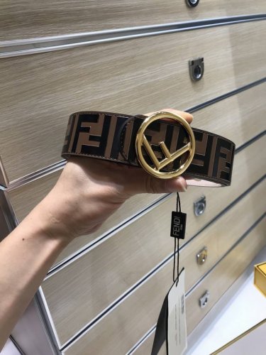 配送专柜包装 特批新款 Fd 宽40Mm 标志造型宽皮带。钉扣式带扣。进口小牛磨砂制成，原版浮雕纯手工绘黑色咖啡色Ff 图案，非市场电脑喷印平平没凹凸质感，支持