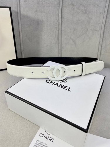 宽度3.0Cm Chanel 香奈儿 女士腰带两面牛皮 经典扣头 内侧Cnc走光处理 边角手感圆润配有烤漆金属钢扣。
