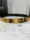 宽度4.0Cm Versace 范思哲 此款Palazzo腰带采用牛皮革面料制作，并饰有Le Pop Classique图案印花和标志性的美杜莎五金配件。