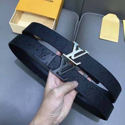 原版包裝 L0Uis Vuitt0N 專櫃最新升級版本 寬度40Mm 原廠小荔面壓刻有花型圖案效果 內襯進口柔軟小牛皮底 搭配新款字母搭扣 百搭易襯！