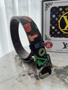 品名：Lv..路易..威登原单 材质：原单牛皮腰带 百分百头层牛皮腰带保证真皮钢扣，专柜原单品质、做工精细，时尚大牌，送人自用首选 包装： 请认准如图专柜包装赠