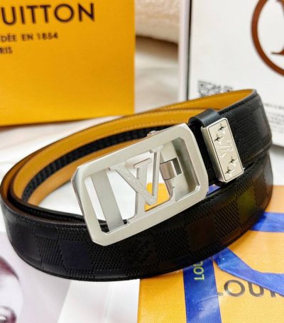 皮带：Lv..路易..威登自动扣- 腰带：顶级原单复刻版.自动带系列百分百进口原厂头层牛皮，保证真皮。雕花镂空工艺.真空电镀.永不掉色.24K纯钢扣头层小牛皮格