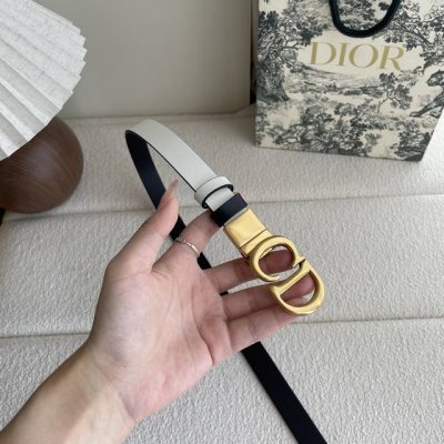 Dior这款马鞍腰带是一款经典配饰。采用粒面牛皮革重新诠释，时尚休闲设计，饰以亮面金属旋转Cd腰带扣。纤细款式，与半身裙、连衣裙或长裤搭配更显身形。宽2.0Cm