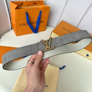 特 片裝1 寬：40Mm 驢家 寬度40Mm Ss今季專櫃在售新品 男款 意大利進口荔枝紋飾有Logo標識圖案 背面則以低調的純黑色頭層小牛皮打造而成 搭配新款
