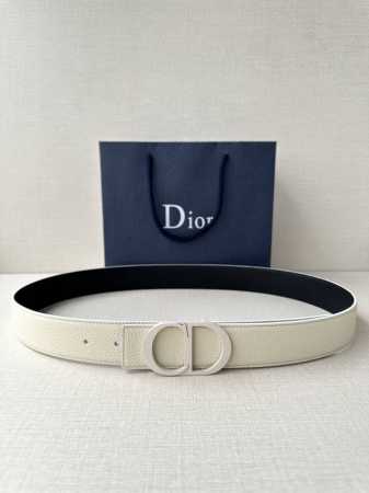 宽度3.5Cm Dior 这款腰带扣采用米白哑光涂漆饰面不锈钢精心制作，展示Cd Icon 标志。可与各式35毫米腰带搭配，提升格调，打造优雅精致的造型。 - 点击图像关闭