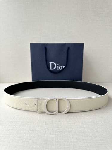 宽度3.5Cm Dior 这款腰带扣采用米白哑光涂漆饰面不锈钢精心制作，展示Cd Icon 标志。可与各式35毫米腰带搭配，提升格调，打造优雅精致的造型。