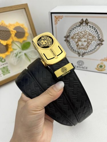 品名：Versace.范思哲 自动带 材质：原单牛皮腰带 百分百头层牛皮腰带保证真皮，24K纯钢扣，专柜原单品质、做工精细，时尚大牌，送人自用首选 包装： 请认