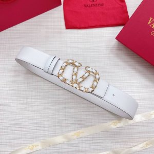 配送专柜全套包装 等级：专柜同步.原版包装.代购级别 材料：Valentino 此款采用进口原版皮搭配纯铜经典V字扣 多色可选 双面用设计 时尚潮流 专柜宽度：