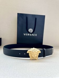 宽度4.0Cm Versace 范思哲 此款柔软的皮带饰3D美杜莎腰带扣，可搭配正装或休闲牛仔装。
