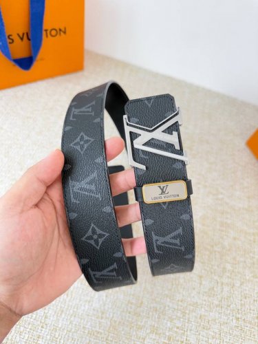 品名： Lv..路易..威登腰带皮带原单 型号：挂扣，经典纯钢材质挂扣，头层牛皮，图片实物拍摄 材料：头层牛皮，挂扣系列，纯钢材质扣头，钯镀电镀工艺永不掉色。原