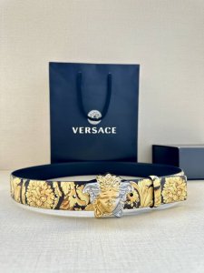 宽度3.8Cm Versace 皮带，配有立体La Medusa双面搭扣，一面饰有Barroco印花。 La Medusa搭扣 腰带环 底面料：100%牛皮
