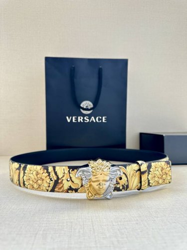 宽度3.8Cm Versace 皮带，配有立体La Medusa双面搭扣，一面饰有Barroco印花。 La Medusa搭扣 腰带环 底面料：100%牛皮