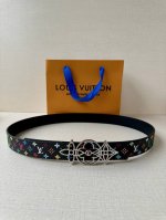 3.0宽 Lv 双面腰带取材缝线皮革和 小黑花 小白花帆布 新款珐琅搭扣映衬榄尖形腰带末端，为纤细设计注入柔美风情。