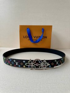 3.0宽 Lv 双面腰带取材缝线皮革和 小黑花 小白花帆布 新款珐琅搭扣映衬榄尖形腰带末端，为纤细设计注入柔美风情。