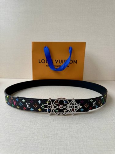 3.0宽 Lv 双面腰带取材缝线皮革和 小黑花 小白花帆布 新款珐琅搭扣映衬榄尖形腰带末端，为纤细设计注入柔美风情。