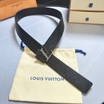 原版包裝 L0Uis Vuitt0N 專櫃最新升級版本 寬度40毫米 全新訂製雙面進口小牛皮 一面壓花 一面水波紋 配置新型字母搭扣 雙面用 滿足不同需求 經典
