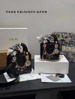 同价 全套礼盒包装 升级版！搭配重工链条挂件！ Size:17×14 三格 20*17 四格 Dior迪奥 Lady 小羊皮纹戴妃包 羊皮藤格纹 打造醒目的绗缝