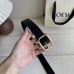 特 Loewe新款植鞣牛皮革柔软腰带，皮革经过处理，会自然老化并随着时间展现岁月光泽。圆形搭扣，3.2Cm宽，五孔调节，镌刻Loewe标志。颜色：黑色 金扣