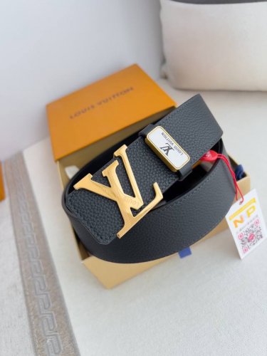 品名： Lv..路易..威登腰带皮带原单 型号：挂扣，经典纯钢材质挂扣，头层牛皮，图片实物拍摄 材料：头层牛皮，挂扣系列，纯钢材质扣头，钯镀电镀工艺永不掉色。原