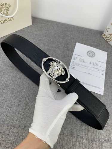 宽度4.0Cm V E R S A C E 范思哲 这款柔软野猪效果皮饰带搭配一枚椭圆形美杜莎带扣。腰带饰有一枚金属圈环，宛如点睛之笔，本季标志性的Versac
