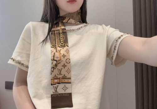 上新 Tiwlly姐妹款 Lv路易威登系列专柜束发带 飘带款！可当小围巾，绑头发，绑手袋，绑在手腕装饰！多功能随便你搭配！双面斜纹真丝！尺寸；8*120