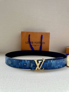 特 P180 4.0宽 Lv Initiales Damier Stripes 双面腰带选取 Damier Stripes 帆布和素净牛皮革，搭配抛光 Lv 字