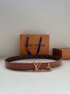 3.0宽本款 Pretty Lv 双面腰带以耀目金属雕琢 Lv Initiales 搭扣和末端的不完整 Monogram 花卉，凝聚工艺淬炼和创意巧思。华美皮革